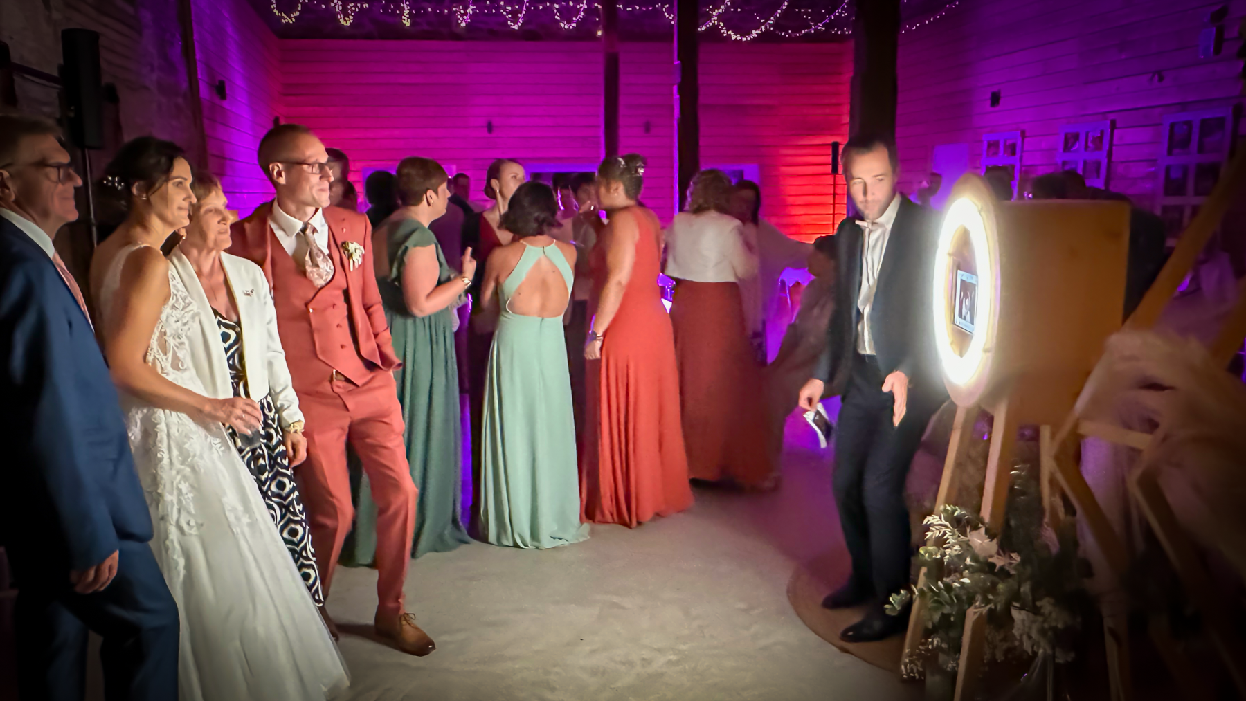 Animation conviviale autour d’une borne selfie lors d’une fête familiale