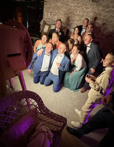 groupe devant une borne selfie à un mariage dans les ardennes